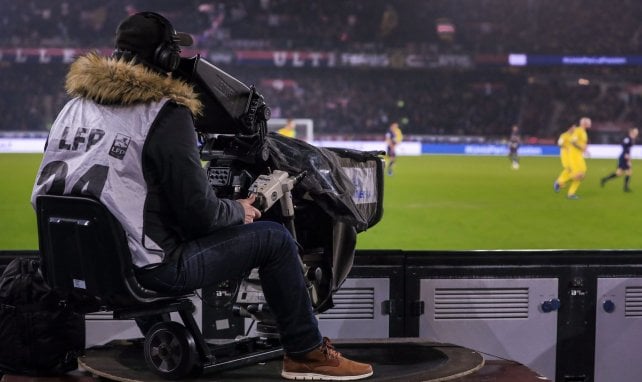 Un cameraman filme un match de Ligue 1 entre le PSG et le FC Nantes